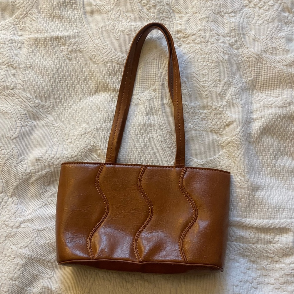 Chic Tan Leather Shoulder Bag
